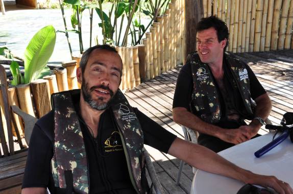 Já de coletes, esperando a hora da flutuação no rio Baía Bonita, no Aquário Natural, em Bonito, no Mato Grosso do Sul